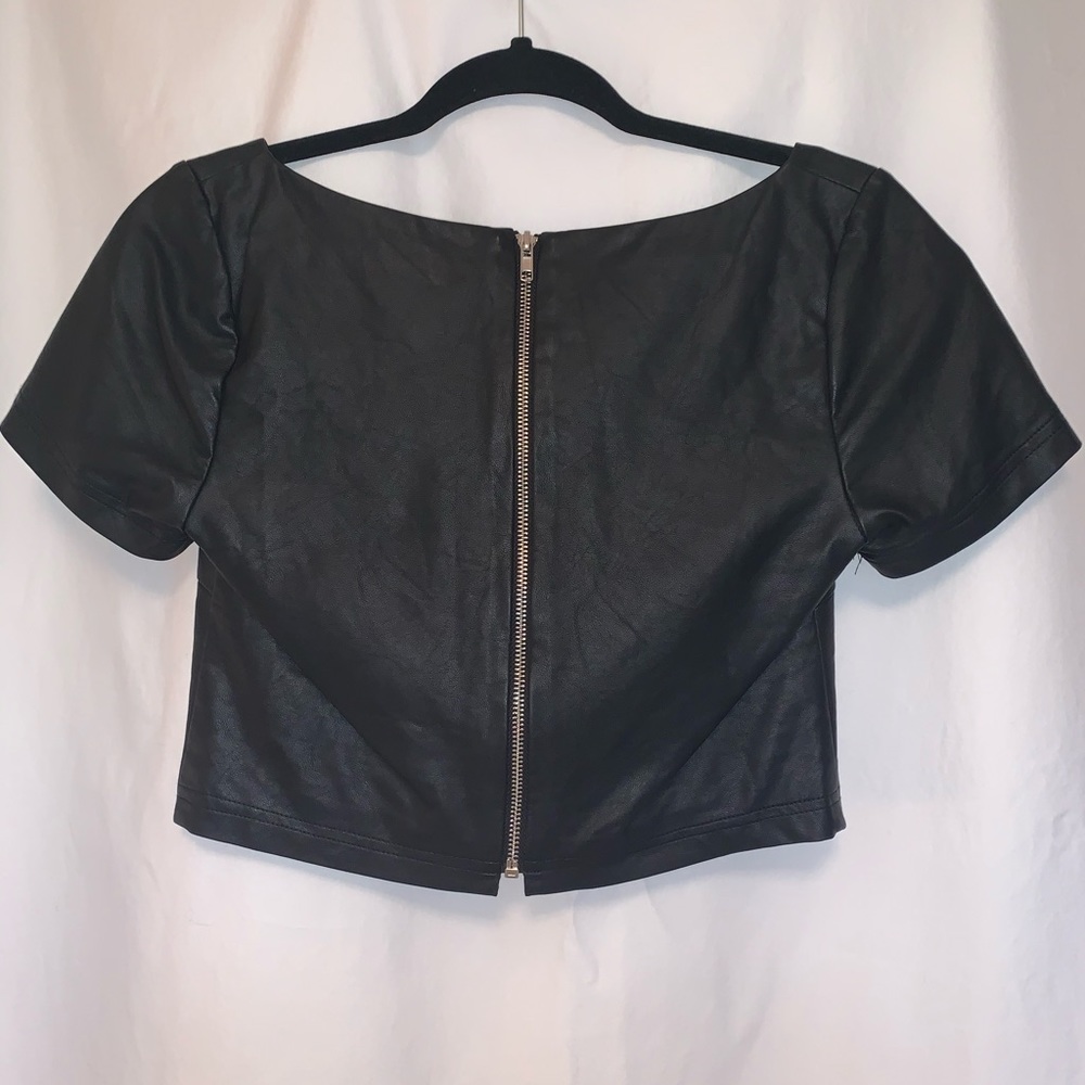 Crop top - Picture 2 of 3